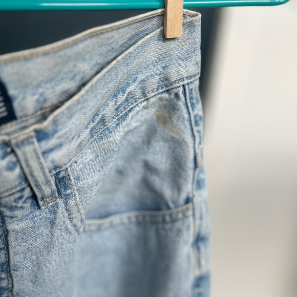 Vintage High-Rise Light Wash Mom Jeans - Picture 5 of 8